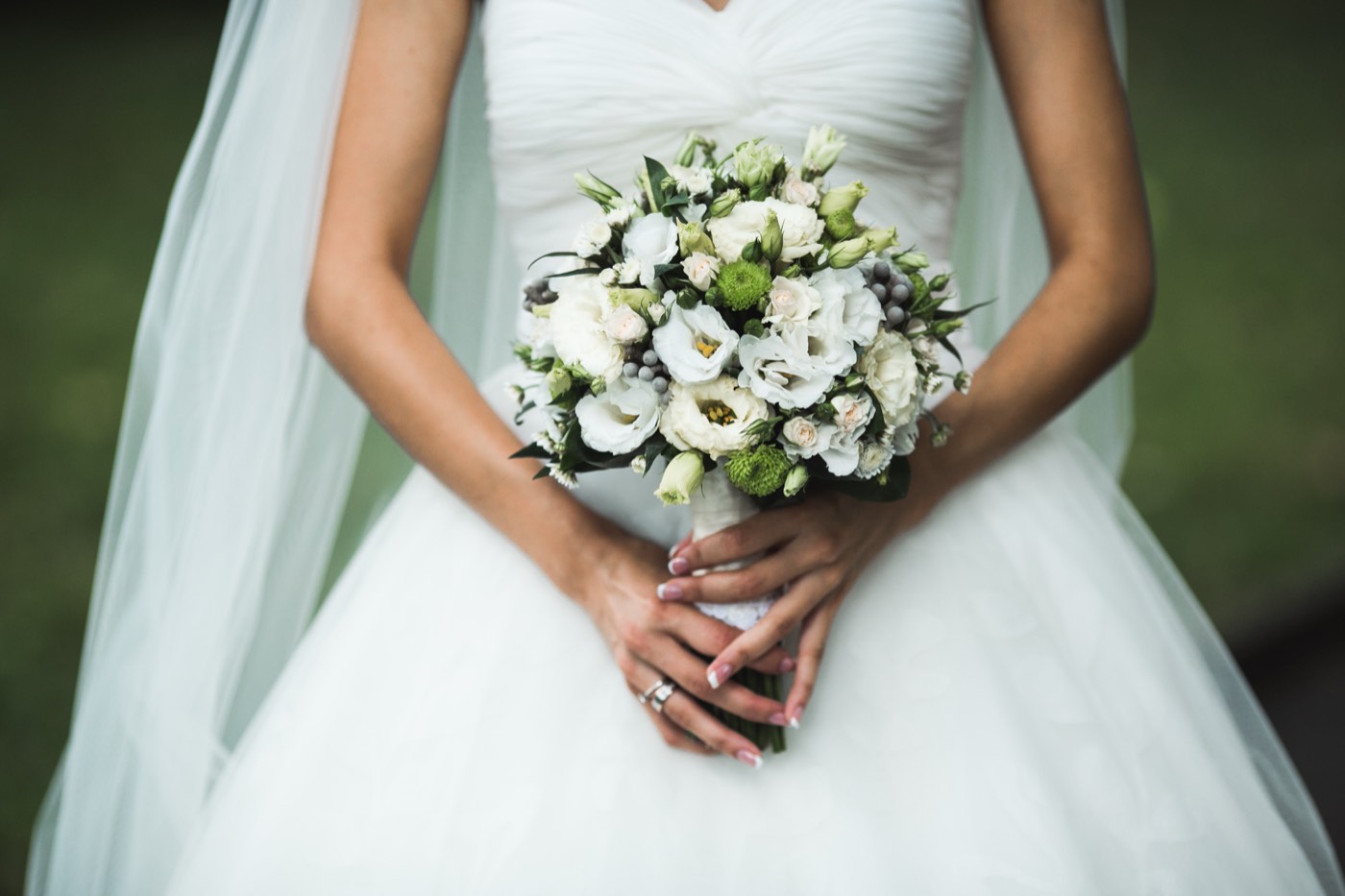 Bouquet da sposa tenuto tra le mani
